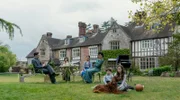 v.l.n.r. Hugh Todd (JAMES MCARDLE), Izzie (JESSICA BROWN FINDLAY), Pamela Todd (SADIE BYRON), Sylvie Todd (SIAN CLIFFORD), Teddy Todd (OSCAR ESKINAZI) und Ursula Todd (ISLA JOHNSTON).