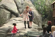 Nanny Jessie (Debby Ryan, 2.v.li.) lehnt sich gegen die tyrannische Nanny Agatha (Jennifer Veal, 4.v.re.) auf.