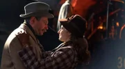 Hugh Todd (JAMES MCARDLE) und Ursula Todd (THOMASIN MCKENZIE).