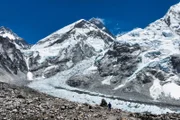 Hoch hinaus Wahnsinn am Everest – Die neuen Chefs am Berg Der Mount Everest ist mit 8848 Metern der höchste Berg der Welt.   Copyright: SRF