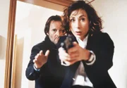 Commissario Brunetti (Uwe Kockisch) kann gerade noch verhindern, dass Signora Baresi (Andrea Eckert) ihren Geliebten erschiesst.