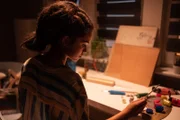 Sibel (Josie Hermer) versucht über der Aufgabe des Kunstmoduls einen klaren Kopf zu bekommen.