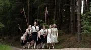 Klara (MHAIRI GAYER) und Ursula Todd (THOMASIN MCKENZIE), Komparsen.