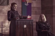 Frau Galle (Kacey Ainsworth, l.) stellt die neue Direktorin der Akademie, Agatha Graustein (Clare Higgins) vor. Sie ist die zwielichtige Zwillingsschwester von Ada Graustein, die verschwunden ist.