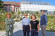 Mechthild Fehrenbach (Diana Körner, l.), Nele Fehrenbach (Floriane Daniel, 2.v.l.) und Julia Demmler (Wendy Güntensperger, 2.v.r.), freuen sich, Graf Bernadotte (Björn Graf Bernadotte af Wisborg, r.) persönlich kennen zu lernen.