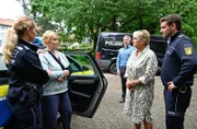 Nele Fehrenbach (Floriane Daniel, 2.v.l.) wird vor den Augen von Gregor Mertens (Lukas Spisser, 3.v.r.), Mechthild Fehrenbach (Diana Körner, M.) und Jakob Frings (Max König, r.) abgeführt.