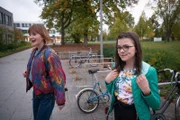 Rosa (Karlotta Hasselbach, mit Carla Hüttermann, li.) sieht endlich eine Chance auch im Modul aufgenommen zu werden.