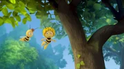 Maja und Willi hören ein merkwürdiges Geräusch.