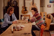Fanny weiht Veronika ein, was Annalenas Aus mit Tobias betrifft und ist wütend auf Mike. Von links: Veronika Brunner (Senta Auth) und Fanny Brunner (Katrin Lux).