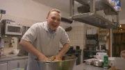 Für gutes Essen ist der "Auzinger", die letzte Wirtschaft im Süden auf 790 Höhenmeter, bekannt. Simon, der Sohn, legt sich für die Semmelknödel richtig ins Zeug.