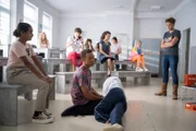 Pawel (Noel Okwanga, 2.v.re.) wird von Reena (Sophia Leonie Mauritz), Anton (Lasse Timmel,) Sibel (Josie Hermer) und Frau Schiller (Elisa Ueberschär, v.l.n.r.) als Lebensretter gefeiert. Doch so sieht er sich gar nicht.