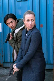 Hui Ko (Aaron Le, l.) und Vicky Adam (Katja Danowski, r.) beobachten den Container mit gezückten Waffen.