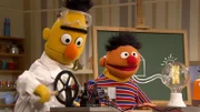 Bert möchte Ernie zeigen, wie ein Stromkreis funktioniert.