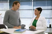 Dr. Lucia Böhm (Vanessa Rottenburg) möchte vorerst bei ihrer Meinung bleiben, dass Freundschaften manchmal Entscheidungen beeinflussen und es im Klinikalltag nicht angebracht ist. Klinikleiter Dr. Martin Stein (Bernhard Bettermann) versichert ihr, dass trotz der vorhandenen Freundschaften Entscheidungen immer sachlich und fachlich getroffen werden.