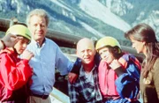 (v.li.): Manuel Guggenberger (Maxl Burgner), Gerhart Lippert (Dr. Thomas Burgner), George Meyer-Goll (Ferdinand Brandtner), Mareike Baldauf (Silvia Rogler), Barbara Weinzierl (Lena Rogler).