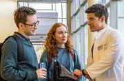 Die Assistenzärzte Tamar Hummel (Linda Kummer, M.) und Oliver Probst (Arne Kertész, l.) laufen kurz vor Dienstbeginn ihrem Ausbilder Dr. Ben Ahlbeck (Philipp Danne, r.) in die Arme.