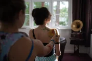 Leni (Linda Schablowski) als Cäcilias (Carlotta Weide) Leinwand, der perfekte Post für Lenis Geschmack. Allerdings nicht, wenn es nach ihrer großen Schwester Flora geht.