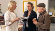 Oberschwester Nora (Therese Hämer, l.) hat die Akte für Vicky Adam (Katja Danowski, M.) und Edwin (Tilo Prückner, r.) herausgesucht.