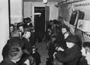 Berliner in einem öffentlichen Luftschutzbunker während eines Luftangriffes.