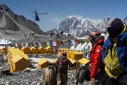 Hoch hinaus Wahnsinn am Everest – Die neuen Chefs am Berg Das Basecamp am Mount Everest ist eine Zeltstadt mit 2000 Personen.  Copyright: SRF