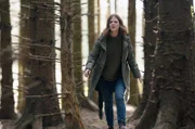 Die Informantin Kirsten Longacre (Rose Leslie) hört im Wald einen verzweifelt klingenden Schrei und eilt zur Hilfe.