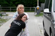 Mechthild Fehrenbach (Diana Körner, h.) ist entsetzt, sie beobachtet das Geiseldrama um das WaPo-Team. Julia Demmler (Wendy Güntensperger, l.) versucht sie zu beruhigen.