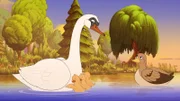 Wieder vereint! Die Entenküken (M.) und ihre Mama Michelle (r.) sind wieder aufgetaucht. Schwan Hokuspokus (l.) bleibt für den kleinen Enten-Nachwuchs dennoch wichtig.