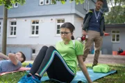 Rosa (Karlotta Hasselbach, mit Philip Müller, m.) bekommt von Herrn Hauser (Frederic Heidorn, r.) eine Frist gesetzt, sich ein neuses Sportmodul zu suchen, doch will sie überhaupt weiter Sportlerin bleiben?