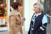 Karin Lossow (Katrin Sass, li.) trifft auf Rita Mahlow (Ramona Kunze-Libnow, re.).