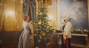 Die Adelsfamilie um den Christbaum.