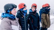 Die Kletterhelme sind aufgesetzt! Denn nun müssen Zoe, Vanessa, Tove und Maddox bei eisigem Wind 10 m am Kletterturm hoch.