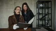 Frederike (Marie Leuenberger) und Zankl (Michael Ostrowski) brechen in das Haus von Jürgen Ritter ein und durchsuchen seine Sachen.