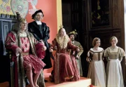 Von links: König August (Hubert Mulzer), der Königliche Berater (Harald Pfeiffer), Prinzessin Isabella (Jasmin Schwiers) und die Zofen (Mareike Lindenmeyer und Christina Wiederhold) erwarten die Vorstellung der adeligen Freier.