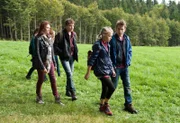 Nellys Klasse bei einer Waldwanderung. Nelly und Pawel Kulka haben Streit. Auch dabei Jessie Nagel und Dominik Bentz.