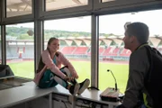 Viktor (Fridolin Sommerfeld) kann die gestresste Cäcilia (Carlotta Weide) nach dem Training wieder zum Lachen bringen.
