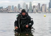 Der Tierfilmer Florian Graner vor der Skyline Seattles. Selbst so nah an der Großstadt können Taucher Seelöwen und Riesenoktopusse finden.