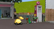Der vermeintlich unsichtbare Norman-Man stellt sich mutig dem „Feuer-Hund 2000“ entgegen. Atomic-Boy James versteckt sich voller Angst vor dem chaotischen Roboterhund.
