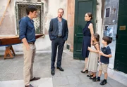 Maurizio Fulgoni (Stipe Erceg, links) wird mit seiner Frau Sofia (Jeanette Hain) und den Kindern Zeuge, wie Renato Penzo (Stephan Grossmann) geschlagen wird.