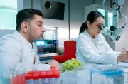 Der angehende Neurochirurg Dr. Ilay Demir (Tan Caglar) beobachtet seine Mentorin Dr. Ilay Phan (Mai Duong Kieu) fasziniert beim Training ihrer Fertigkeiten.