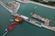 Das italienische Unternehmen Fagioli hat sich auf ingenieursmäßige Megaprojekte spezialisiert. Diese Doku stellt zwei von ihnen vor: Der Bau eines Sperrwerks in Venedig und die "Jumboisation" von alten Schiffen. Venedig wird konstant durch Hochwasser bedroht. Daher gibt es schon lange Pläne für den Bau eines Sperrwerks, das die historische Altstadt und ihre Bewohner schützen soll. Wir erhalten Einblicke in die Planung und Konstruktion dieses einzigartigen Damms, der unsichtbar unterhalb der Lagune auf die Wassermassen lauert, um sich im Notfall schützend vor La Serenissima zu stellen.
