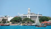 Traditionelle Dhau-Fähre vor Stone Town, dem historischen Zentrum der Inselhauptstadt.