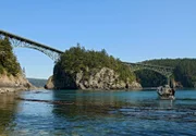 Der Deception Pass ist eine Meerenge, die aus dem Fjordland hinaus und zu den Inseln im Golf führt. Die Brücken verbinden die Inseln Whidbey Island und Fidalgo Island und binden beide ans Festland an.