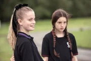 Hier erfährt Mildred (Bella Ramsey, r.), dass Esther (Jenny Richardson, l.) ihr einen gemeinen Streich am Familien-Stammbaum gespielt hat. Mildred möchte nun mehr über ihren echten Vater herausbekommen.