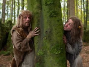 Dreher (Jonas Minthe, rechts) und Klipperer (Stephan Tölle) im Wald.
