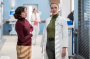 Rebekka (Milena Straube, l.) und Julia (Mirka Pigulla, r.) schmieden einen Plan.