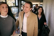 Jürgen Ritter (Peter Fieseler) und Frederike Bader (Marie Leuenberger) kommen ins Kloster. Vorne: Schwester Agathe (Mareile Blendl).