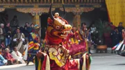 Tänzer mit Tiermaske auf dem "Thimphu Tshechu", dem jährlichen religiösen Tanzfest in der Hauptstadt Bhutans.