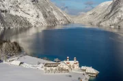 Eingebettet in eine blauweiße Bilderbuchlandschaft: der Königssee im Winter.