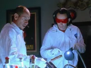 Garret (Miguel Ferrer, l.) und Nigel (Steve Valentine) gehen die Beweisstücke durch. Irgendwo muss dem gesuchten Mörder ein Fehler unterlaufen sein.
