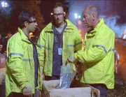 V.l.: Dr. Mahesh 'Bug' (Ravi Kapoor), Nigel Townsend (Steve Valentine) und Dr. Garret Macy (Miguel Ferrer) finden das Handy ihrer Kollegin bei den Unfallopfern. Von ihren sterblichen Überresten fehlt jedoch jede Spur.